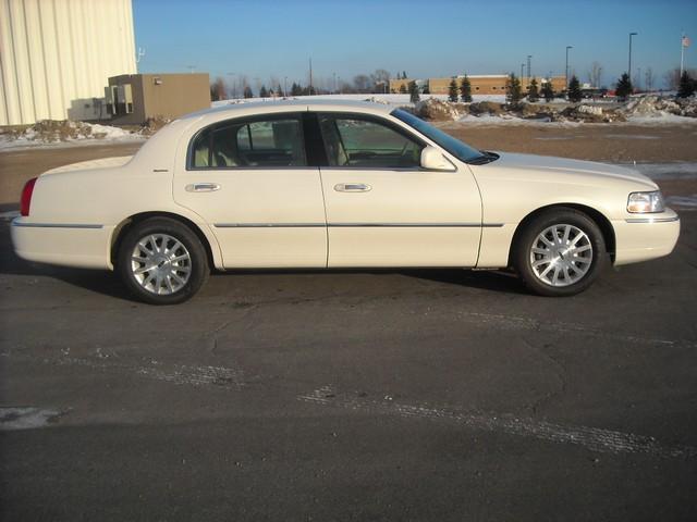Lincoln Town Car DOWN 4.9 WAC Sedan