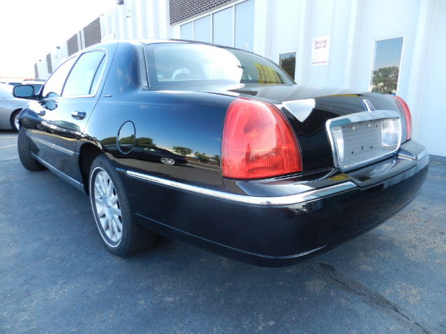 Lincoln Town Car DOWN 4.9 WAC Sedan