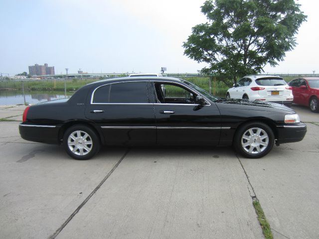 Lincoln Town Car Club Cab 155 WB HD Sedan