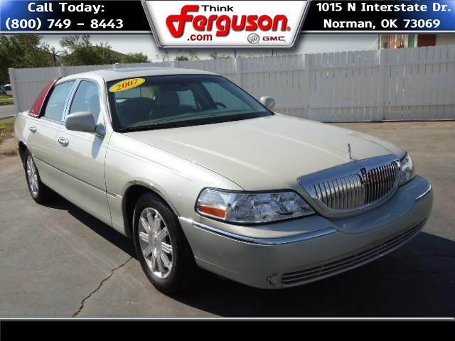 Lincoln Town Car Ram 1500 Magnum Sedan