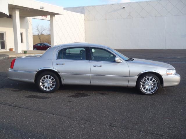 Lincoln Town Car DOWN 4.9 WAC Sedan