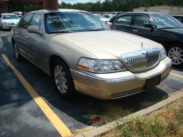 Lincoln Town Car Ram 1500 Magnum Sedan