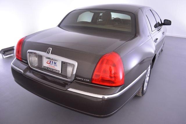 Lincoln Town Car 2007 photo 2