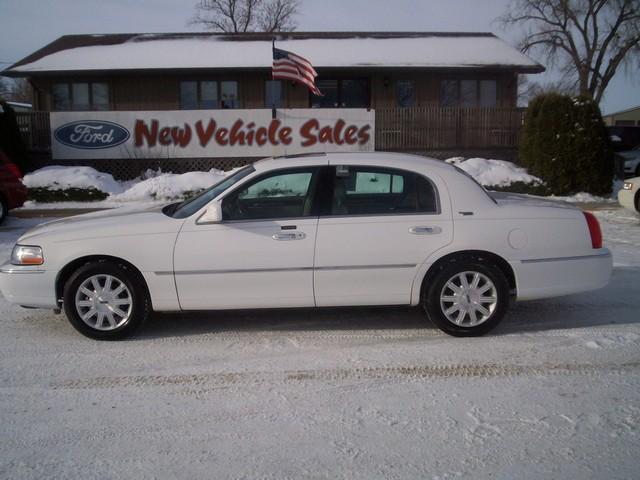 Lincoln Town Car Ram 1500 Magnum Sedan