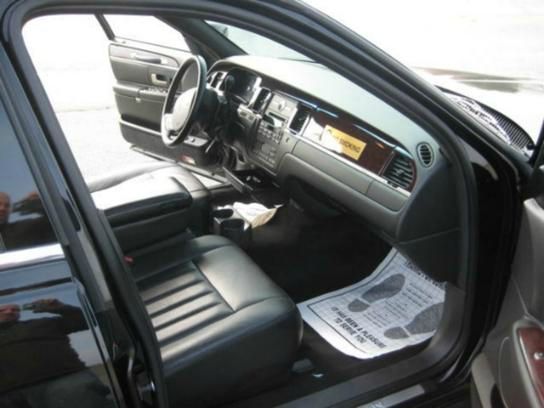 Lincoln Town Car 2008 photo 2