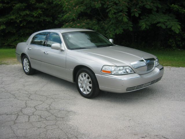 Lincoln Town Car 2008 photo 2