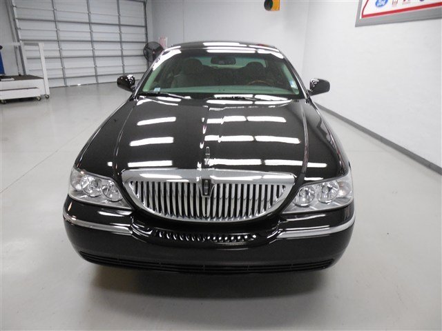 Lincoln Town Car 2009 photo 4