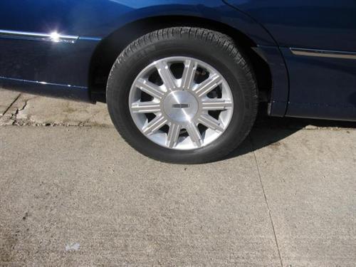 Lincoln Town Car 2009 photo 4
