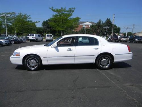 Lincoln Town Car 2009 photo 3