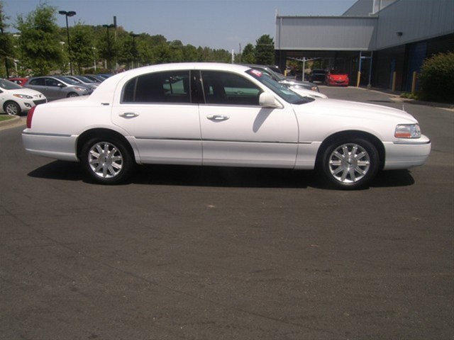 Lincoln Town Car 2009 photo 1