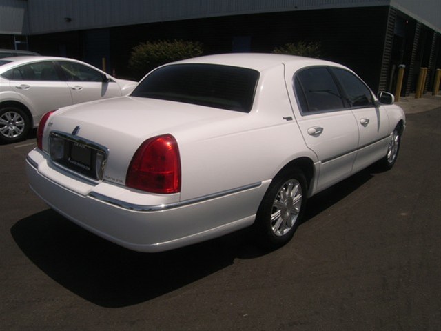 Lincoln Town Car 2009 photo 2