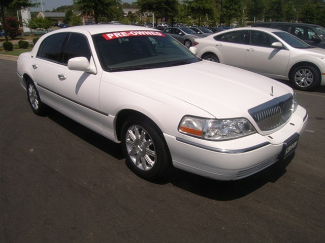 Lincoln Town Car 2009 photo 3