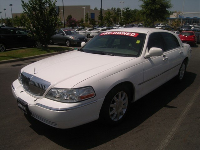 Lincoln Town Car 2009 photo 4