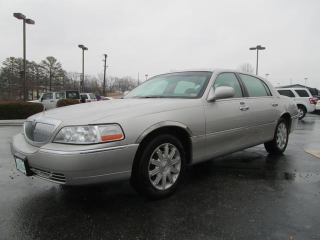 Lincoln Town Car 2009 photo 2