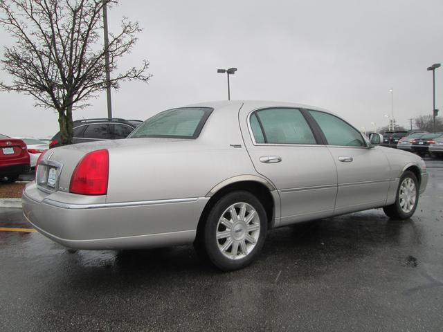 Lincoln Town Car 2009 photo 4