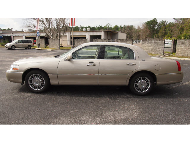 Lincoln Town Car 2009 photo 1