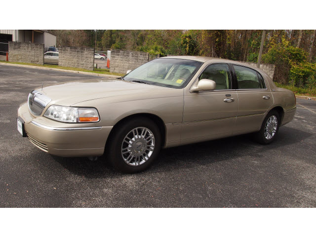 Lincoln Town Car 2009 photo 2