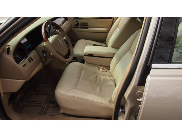Lincoln Town Car 2009 photo 5