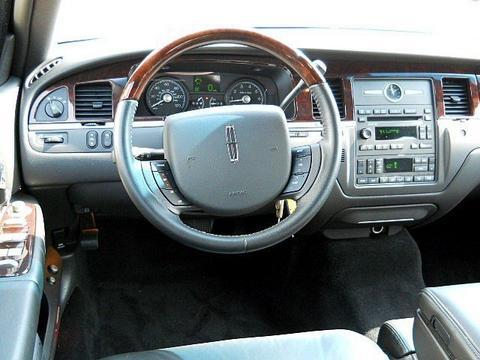 Lincoln Town Car 2009 photo 1