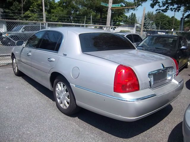 Lincoln Town Car DOWN 4.9 WAC Sedan