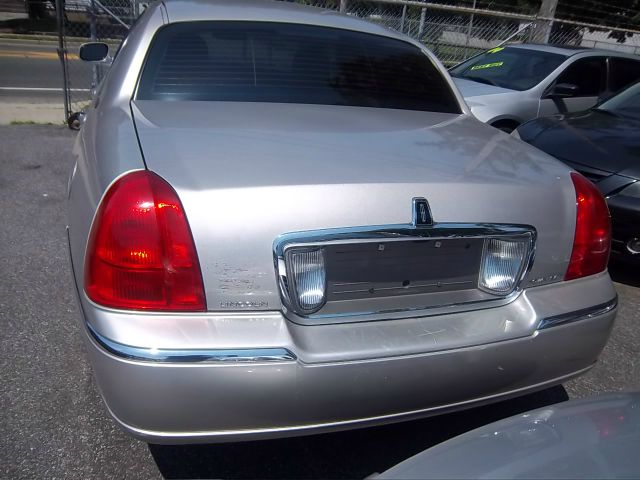 Lincoln Town Car 2010 photo 2