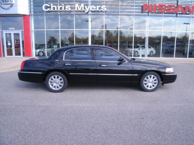 Lincoln Town Car 2010 photo 1
