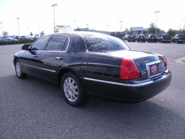 Lincoln Town Car 2010 photo 2