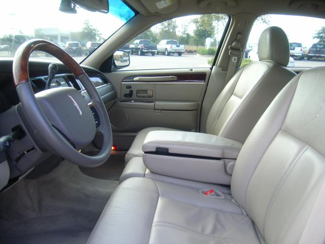 Lincoln Town Car 2010 photo 3