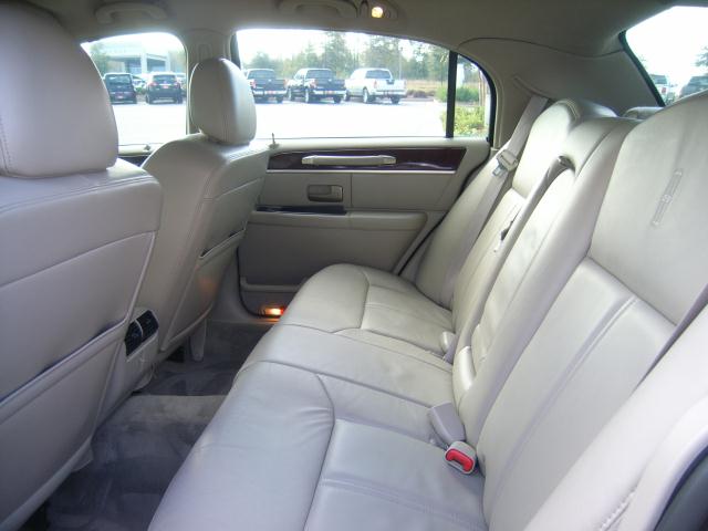 Lincoln Town Car 2010 photo 4