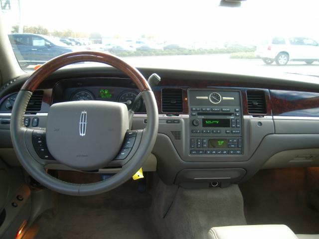 Lincoln Town Car 2010 photo 5