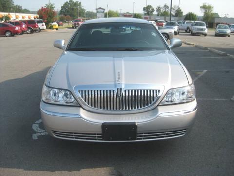 Lincoln Town Car 2010 photo 4