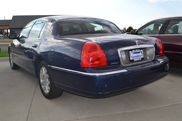 Lincoln Town Car 2010 photo 1