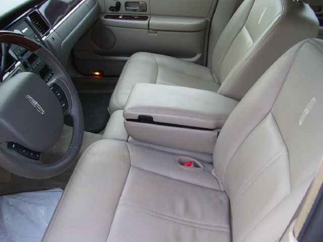 Lincoln Town Car 2010 photo 2