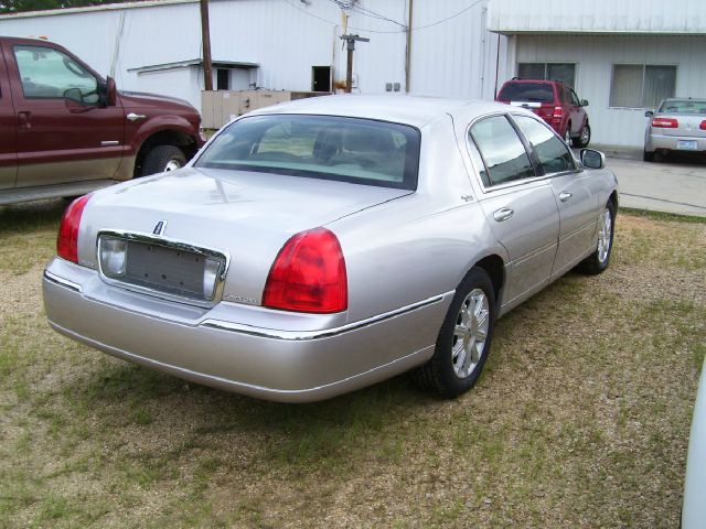 Lincoln Town Car 2010 photo 3