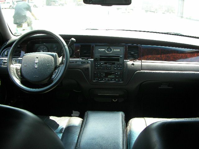 Lincoln Town Car Club Cab 155 WB HD Sedan