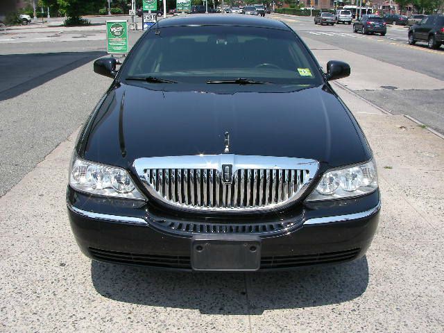 Lincoln Town Car 2010 photo 10