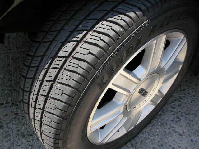 Lincoln Town Car 2010 photo 2