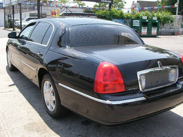 Lincoln Town Car 2010 photo 9