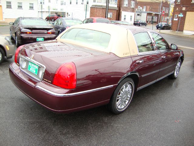 Lincoln Town Car DOWN 4.9 WAC Sedan