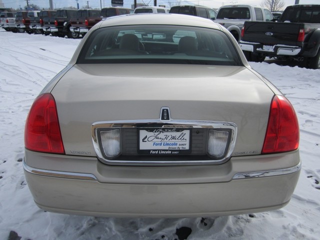 Lincoln Town Car 2010 photo 3