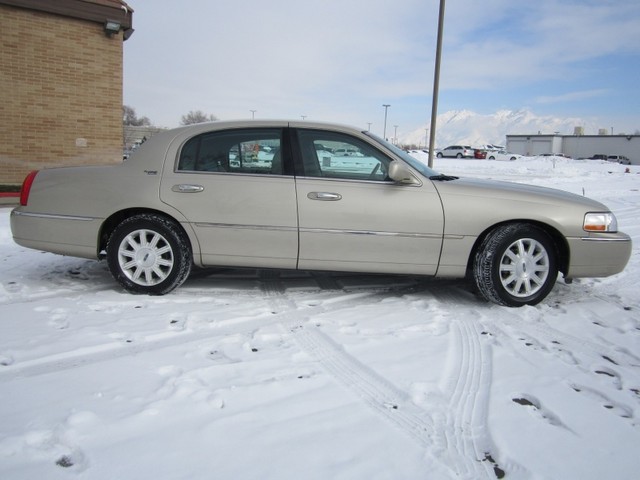 Lincoln Town Car 2010 photo 4