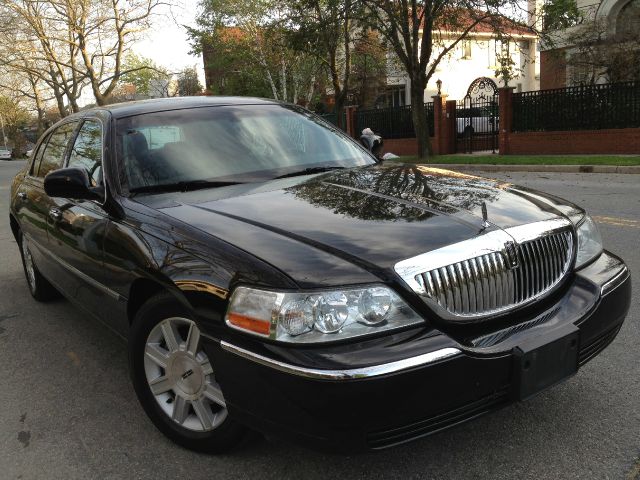 Lincoln Town Car 2011 photo 2