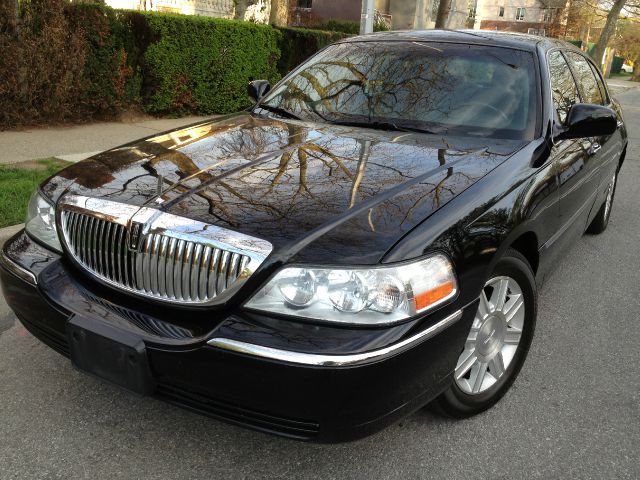 Lincoln Town Car 2011 photo 4