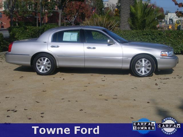 Lincoln Town Car 2011 photo 2