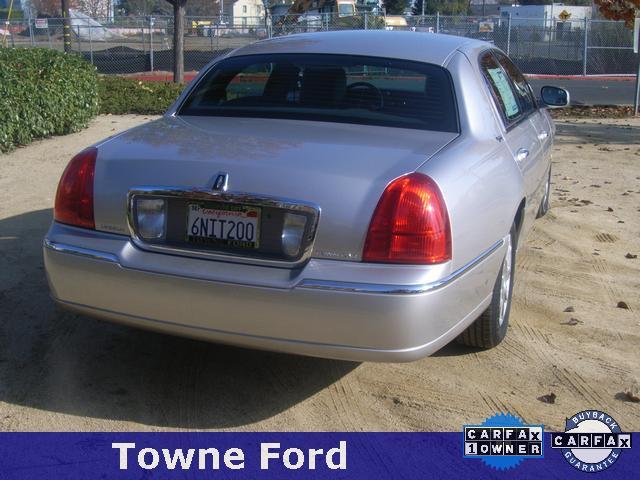 Lincoln Town Car 2011 photo 3