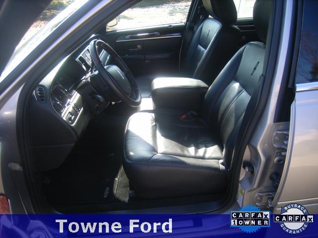 Lincoln Town Car 2011 photo 4