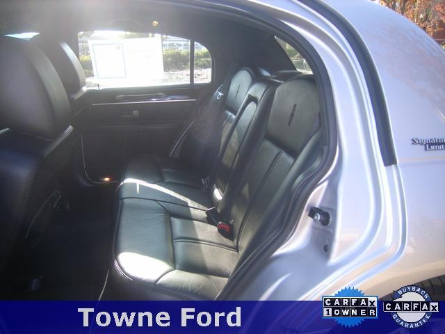 Lincoln Town Car 2011 photo 5