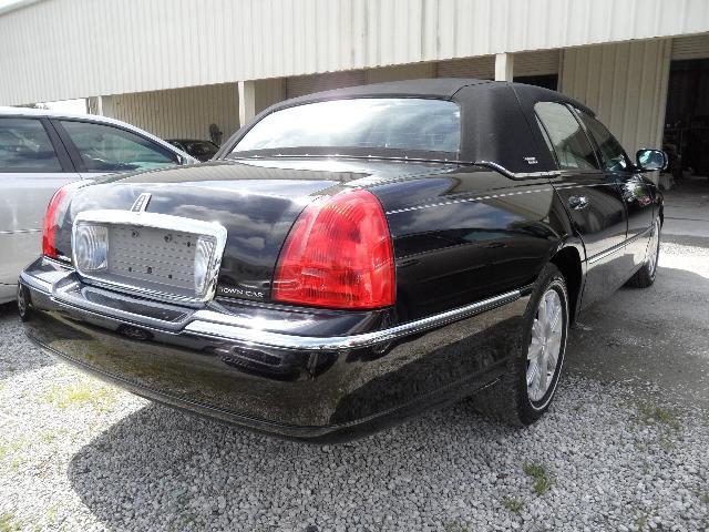 Lincoln Town Car 2011 photo 2