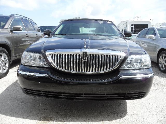 Lincoln Town Car 2011 photo 4