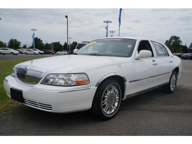 Lincoln Town Car 2011 photo 2